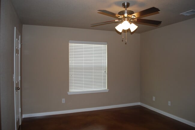 Building Photo - 1512 Dakota Ter