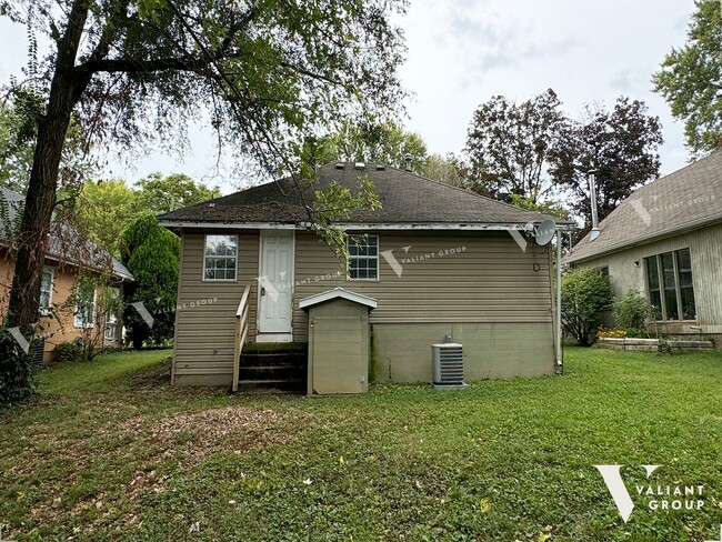 Building Photo - Cozy Bungalow-Style Three-Bedroom, One-Bat...