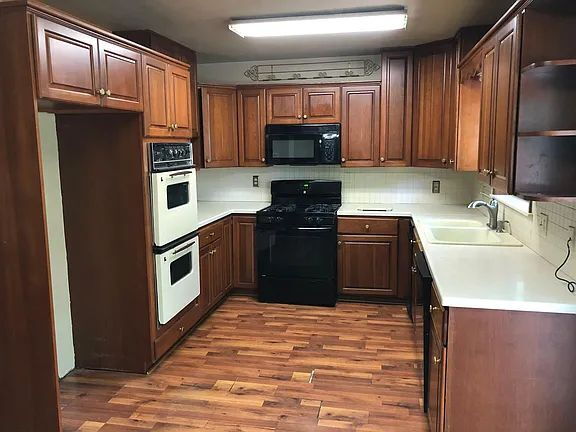 Building Photo - "Charming 3-Bedroom Retreat with Fireplace & Spacious 3100 Sq Ft Layout in Independence, KS!"