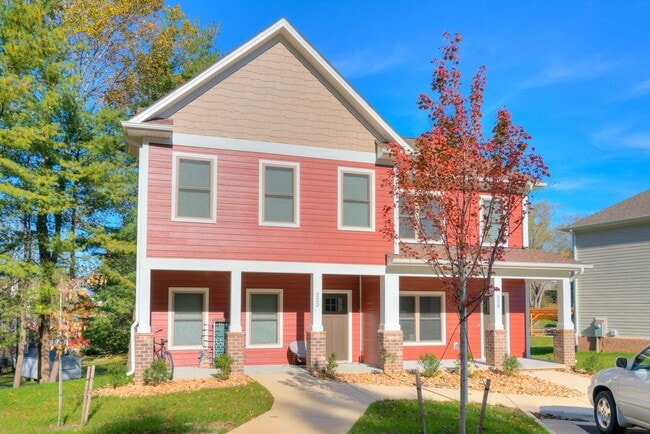 Building Photo - 3 bed 3.5 bath townhouse