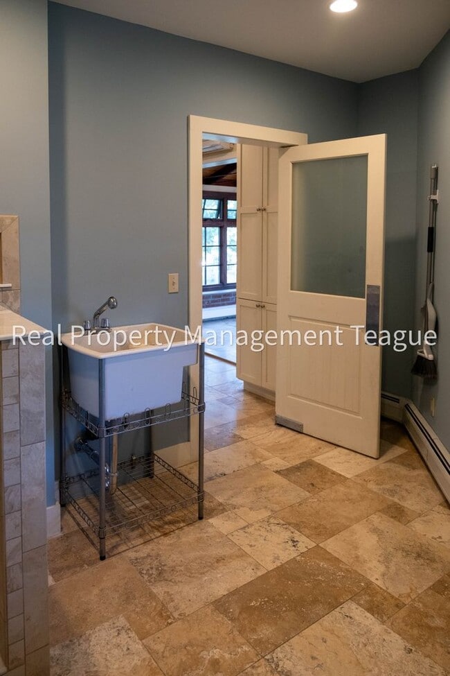 Building Photo - Dream home in Altamont