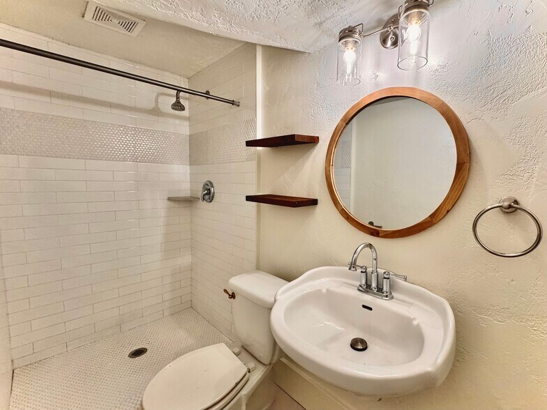 Building Photo - 76 W 200 S