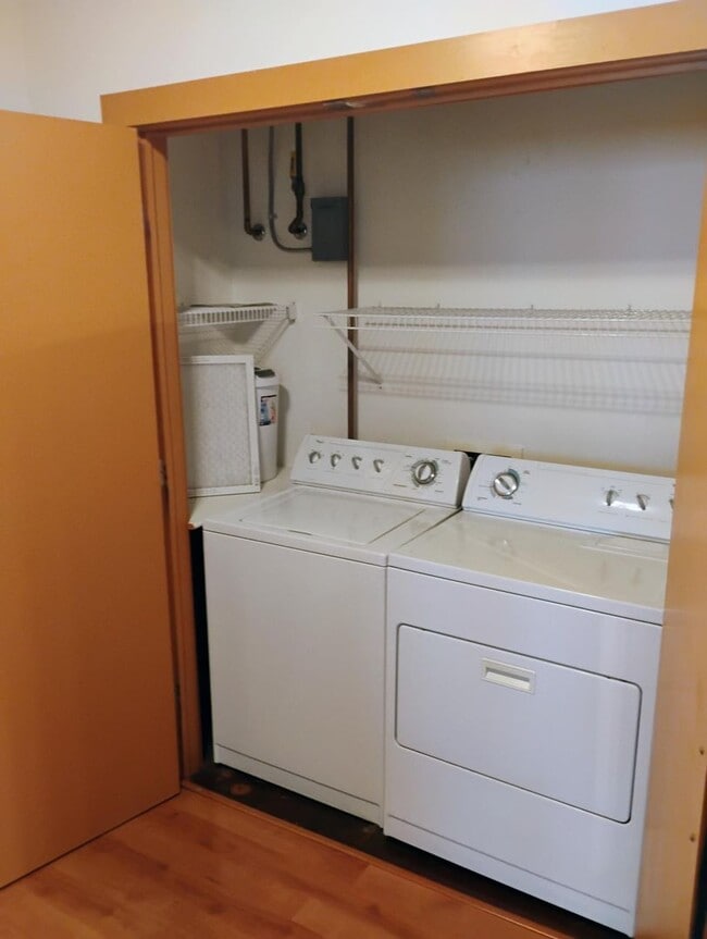 Building Photo - 1 BEDROOM 1.5 BATH IN DOWNTOWN CHAMPAIGN