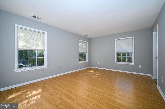 Building Photo - 115 Cascade Ct