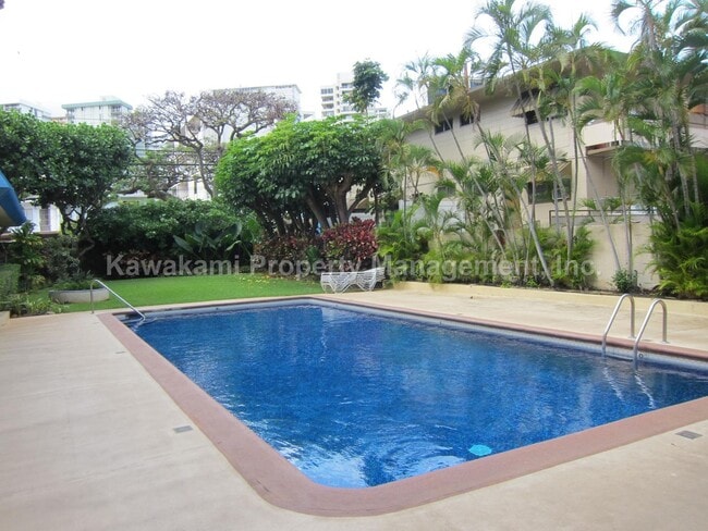 Building Photo - Conveniently Located, Renovated Condo w/Pa...