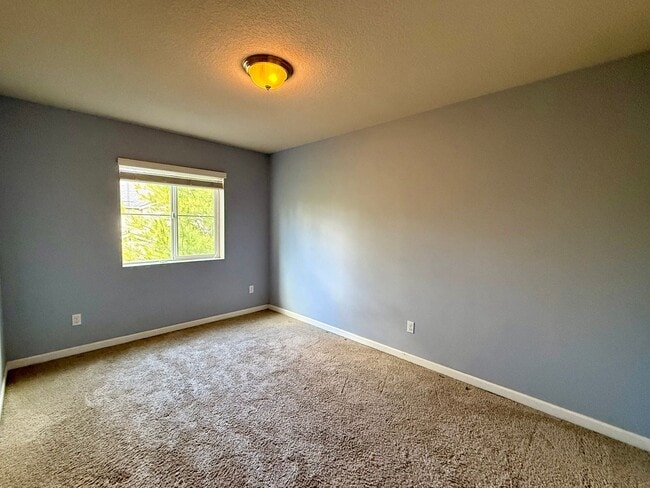 Building Photo - Lovely 3 bedroom/2.5 Bath Townhouse
