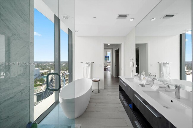 Building Photo - 480 NE 31st St