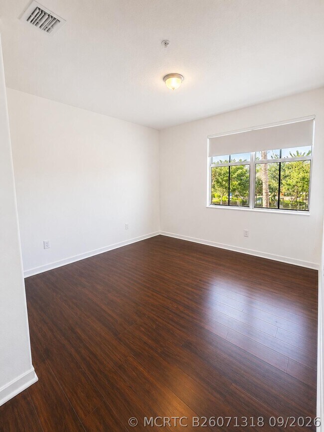 Building Photo - 906 SW 143rd Ave