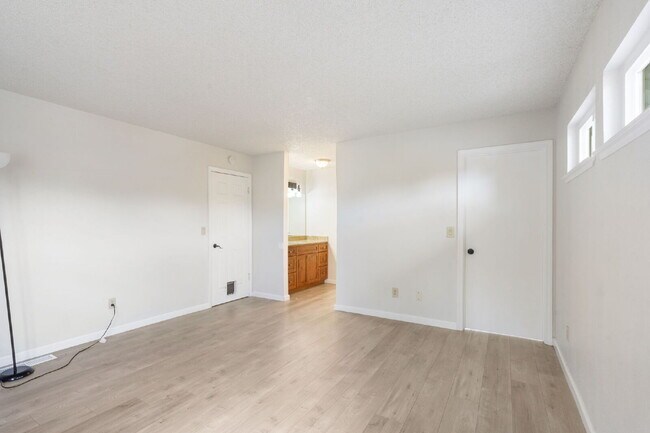 Building Photo - CUTE MASTER SUITE SURE TO CATCH YOUR ATTENTION IN ELK GROVE