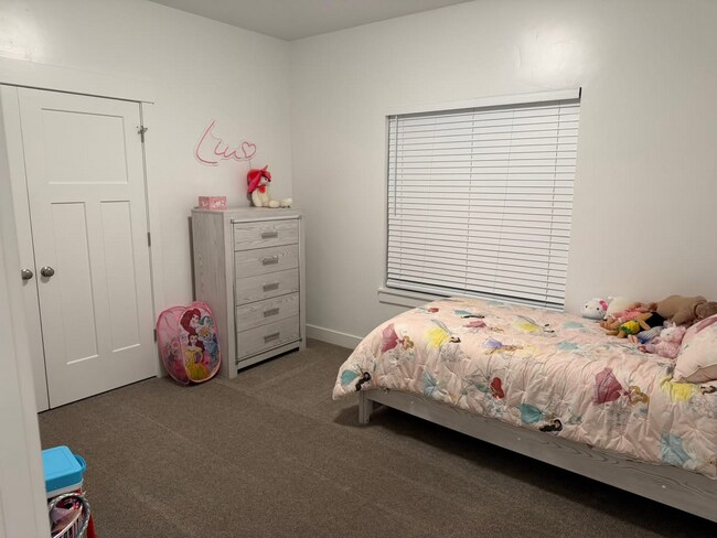 Building Photo - 695 E Vis Ln