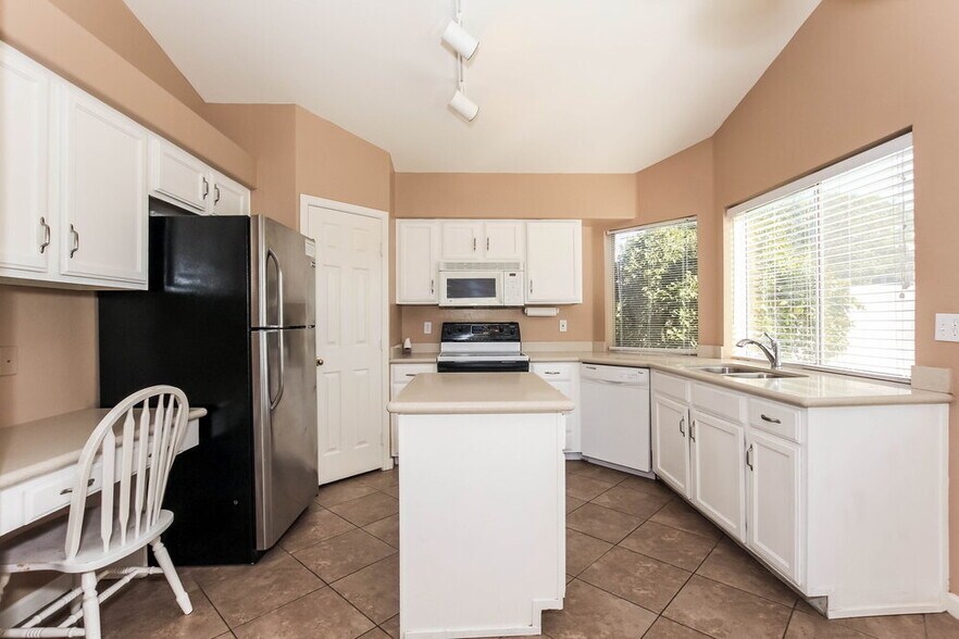 Building Photo - 7521 E Laguna Azul Ave