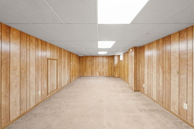 Building Photo - 5 Bed 2 Bath Spacious 3200 sq/ft Lower South Hill brick rancher property