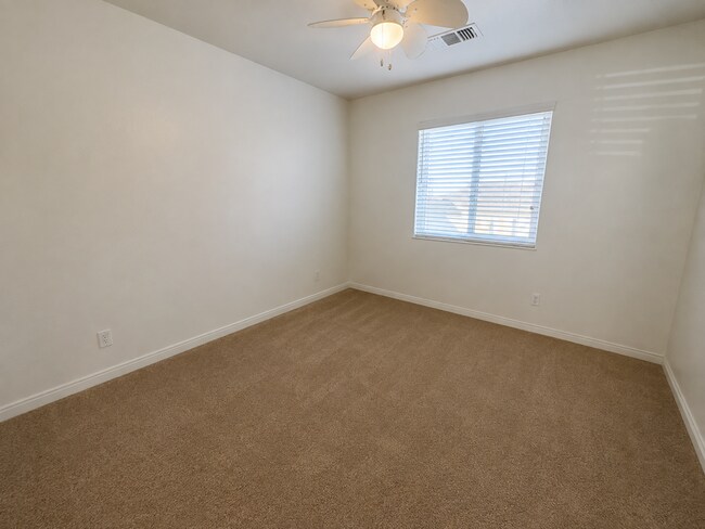 Building Photo - 3290 N Vista Ave