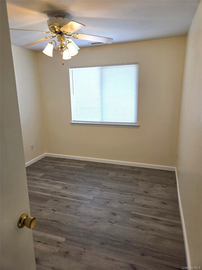 Building Photo - 868 Birchwood Park Dr