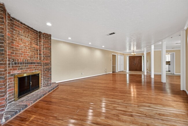 Building Photo - 1701 Mistletoe Ln