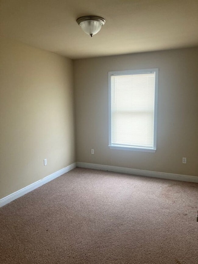 Building Photo - Spacious 4 Bedroom