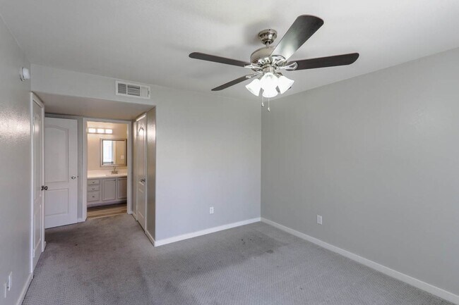 Building Photo - Centrally Located 3 Bed Condo In Gated Com...