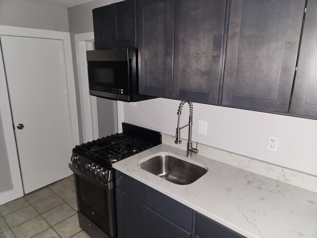 Building Photo - 315 William St