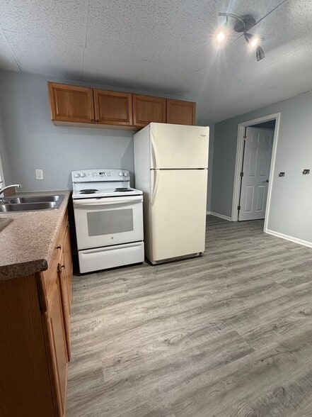 Building Photo - 9492 Linden Rd