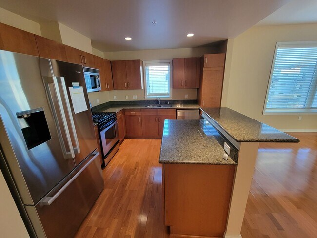 Building Photo - Luxury, Spacious 1 bedroom Apartment in Boulder at the Famous Peloton
