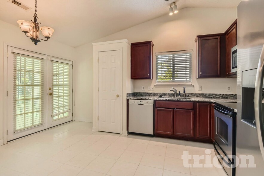 Building Photo - 9735 Veronica Dr