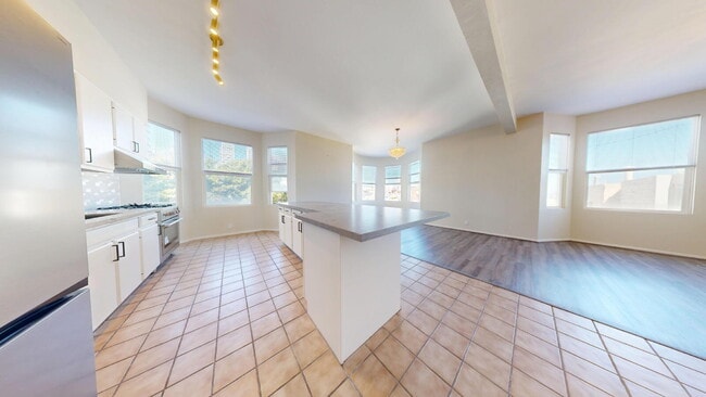 Building Photo - Gorgeous Remodeled 3BD/2BA with Parking & City Views in Nob Hill