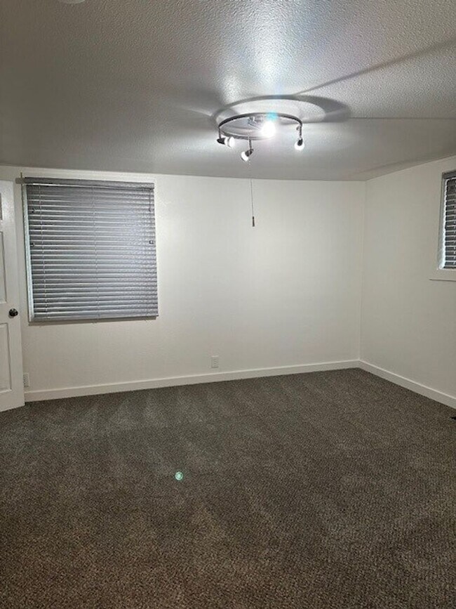 Building Photo - NEWLY REMODELED | East Anchorage | 3BR 1.5...