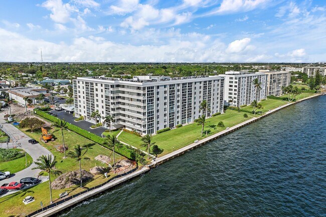 Building Photo - 301 Lake Shore Dr