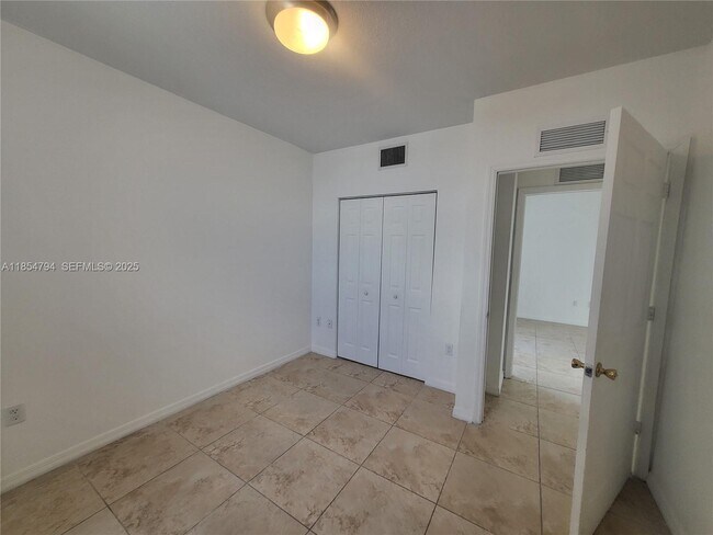 Building Photo - 435 SW 12th Ave