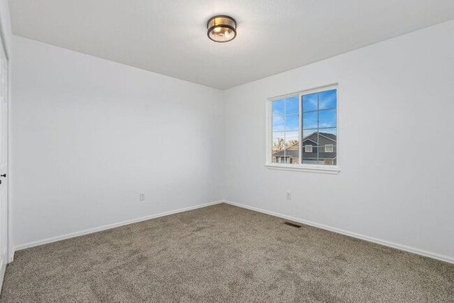 Building Photo - Beautifully Updated 2 Bed, 1.5 Bath House