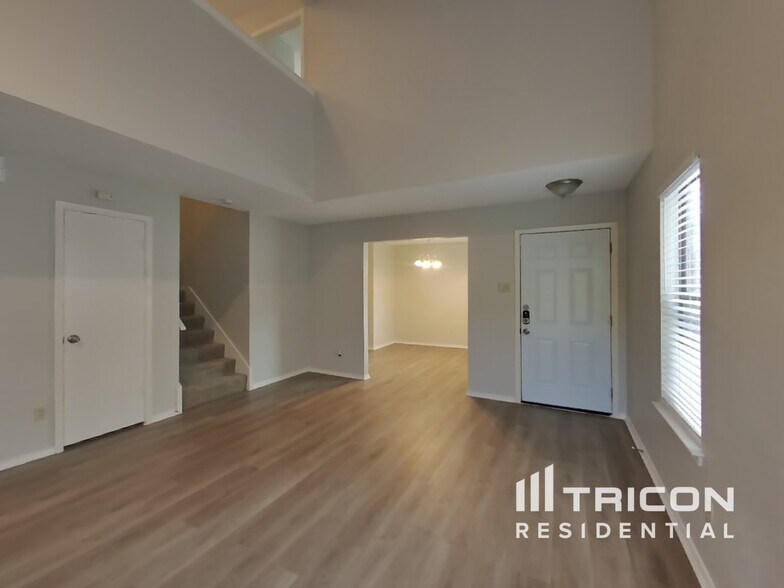 Building Photo - 1611 Sunset Village Dr