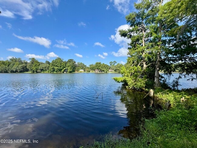 Building Photo - 1692 E Holly Oaks Lake Rd