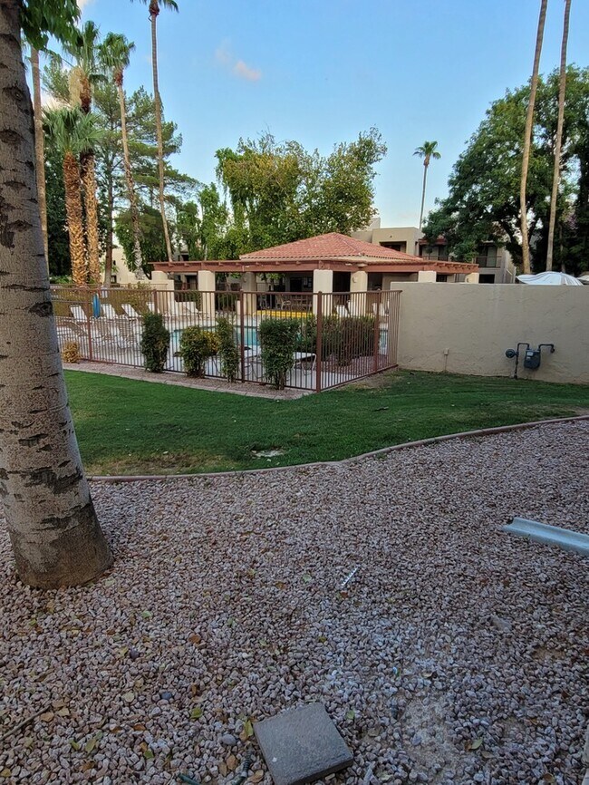 Building Photo - Updated 2/2 condo with 2 master bedrooms!