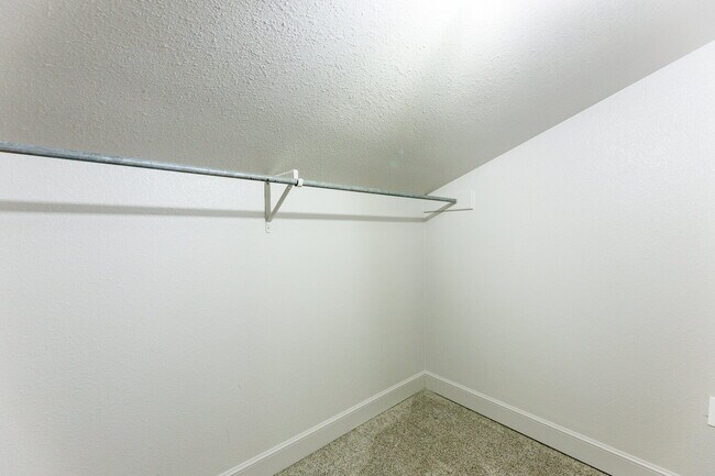 Building Photo - Spacious 3/2/2