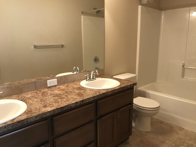 Building Photo - ONE MONTH FREE OF RENT!! Well Maintained, High Ceilings, Bonus Room, Great Location!