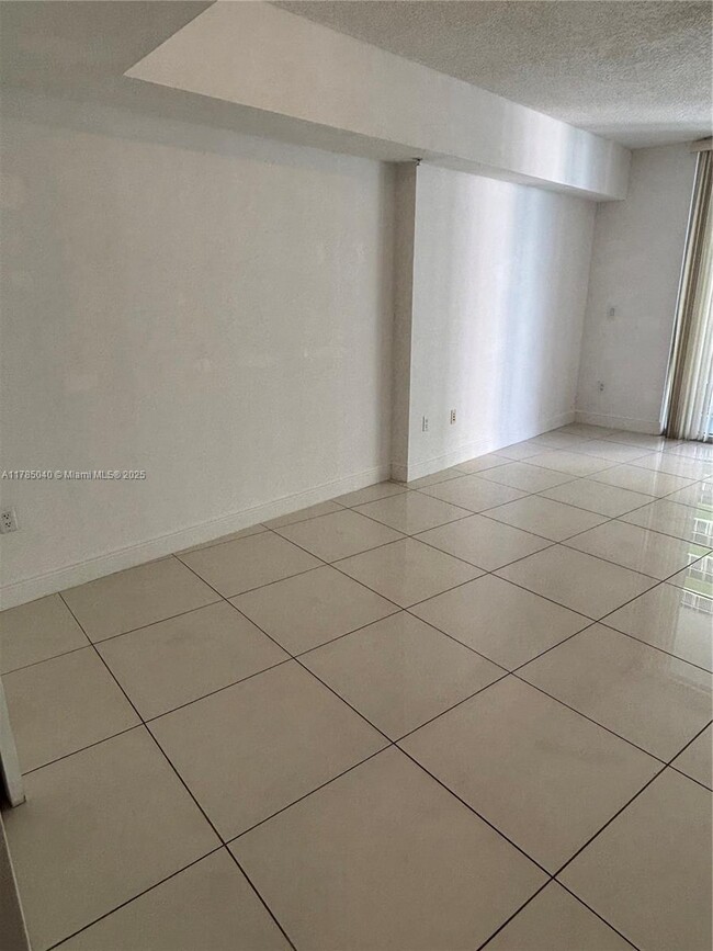 Building Photo - 1750 N Bayshore Dr