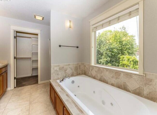 Building Photo - 3081 SE Riesling Rd