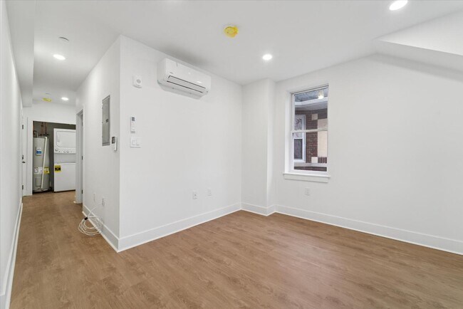 Building Photo - 812 W Roosevelt Blvd