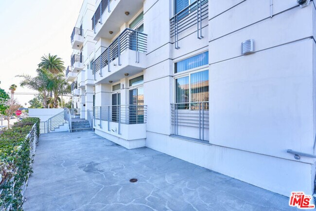 Building Photo - 401 N Serrano Ave