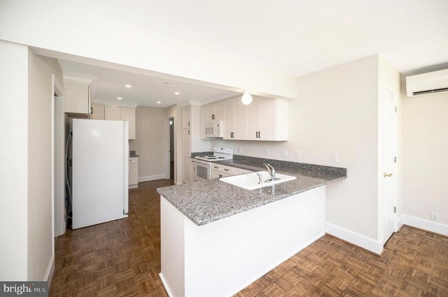 Building Photo - 1732 Beverly Dr