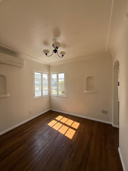 Building Photo - 5854 Arlington Ave