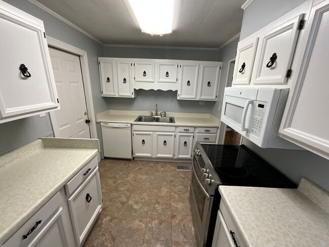 Building Photo - Adorable 3/1 in Marianna w/ Lawn Maintenance & Pest Control Included