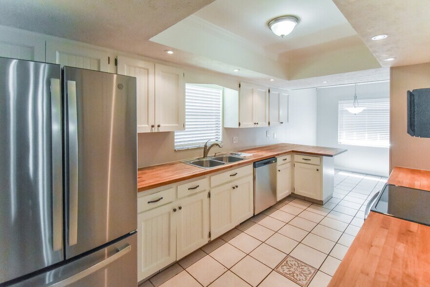 Building Photo - 704 Orchis Way
