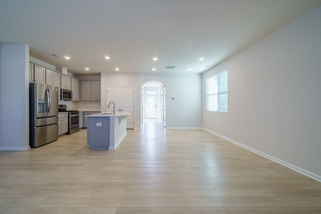 Building Photo - Almost New End Unit Townhome in desirable Chateau community