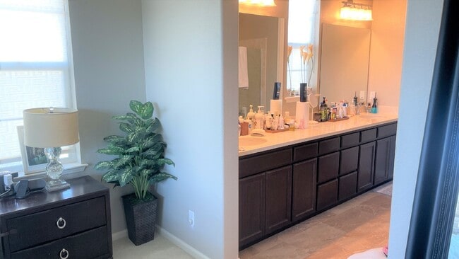 Building Photo - Gorgeous 4 Bed/4 Bath End Unit Condo with ...