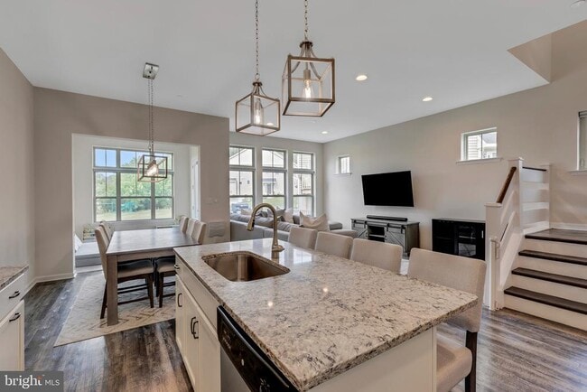 Building Photo - 250 Kestrel Ct