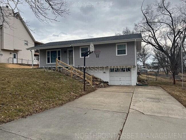 Primary Photo - Charming 3-Bed 1.5 Bath Raised Ranch with ...