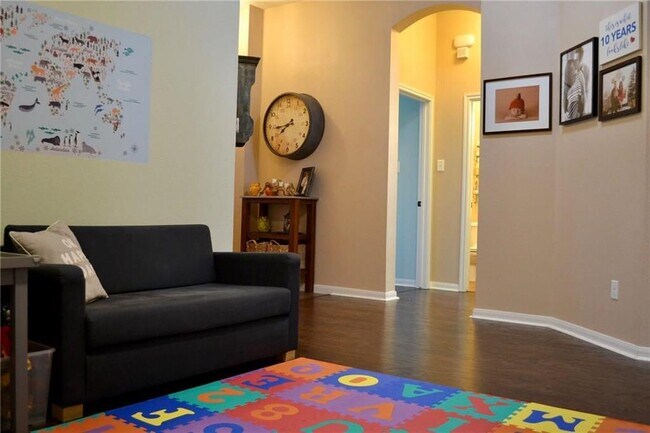 Building Photo - 600 Spanish Oak Terrace