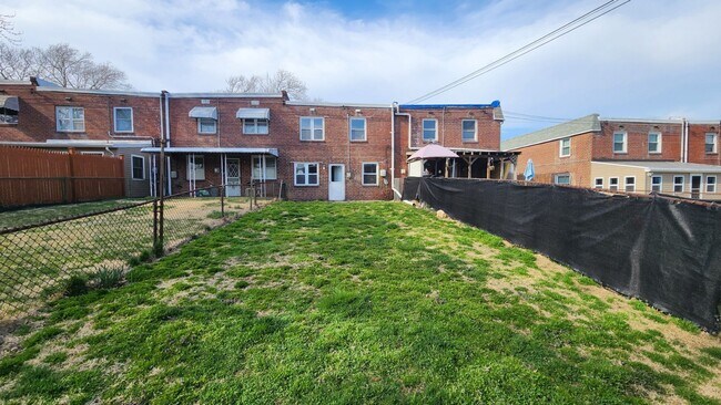 Building Photo - 119 E Laughead Ave