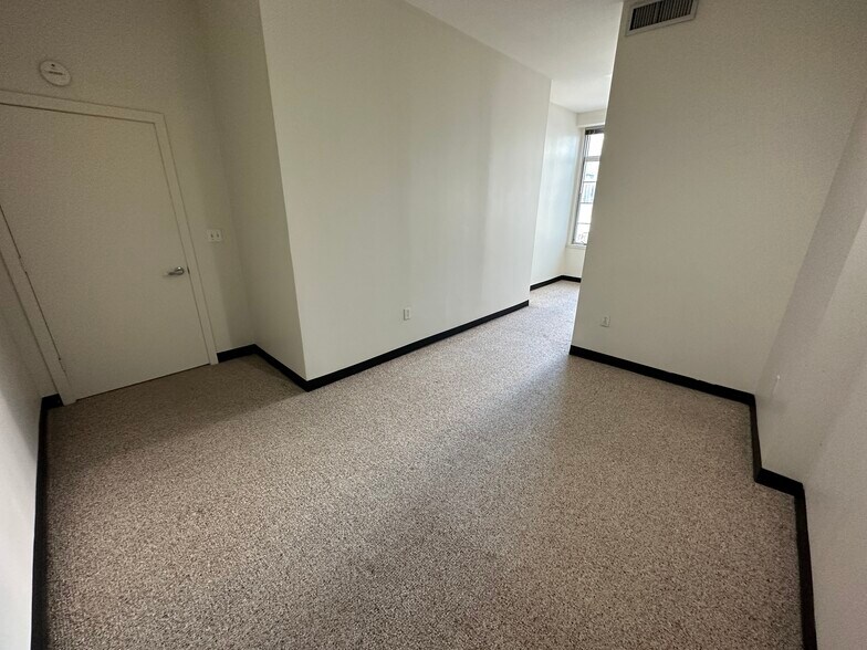 Building Photo - 117 E Berkeley St